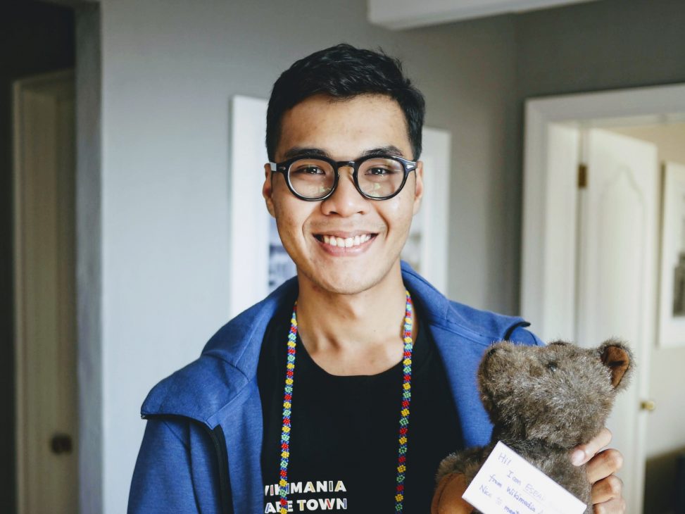 Athikhun Suwannakhan (User:Athikhun.suw) attending ESEAP meet-up and holding the ESEAP Conference mascot "Quokka" at Wikimania 2018 in Cape Town, South Africa. Photo: Sir Nicholas de Mimsy-Porpington. License: CC-BY-SA-4.0