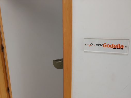Imatge promocional de La Represa, la porta dels studios de Ràdio Godella.